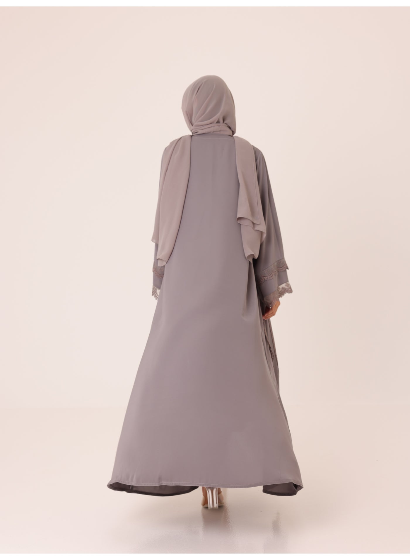 عباية مطرزة بتفاصيل الغسق رمادي